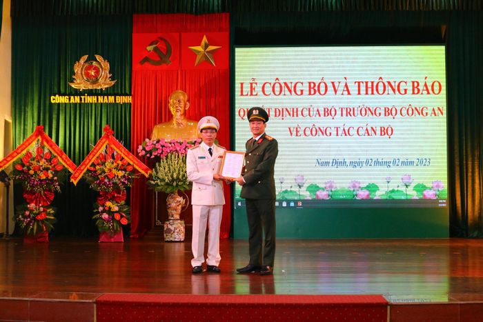 Cùng ngày, theo quyết định, đại tá Chu Văn Phú (50 tuổi, quê ở huyện Bình Lục, tỉnh Hà Nam) - Phó cục trưởng Cảnh sát điều tra tội phạm về ma túy, Bộ Công an được điều động, bổ nhiệm giữ chức vụ Phó Giám đốc Công an tỉnh Nam Định.