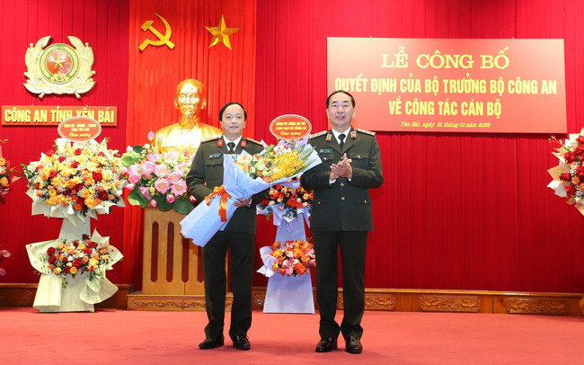 Đồng thời, Thượng tướng Trần Quốc Tỏ cũng thông báo quyết định của Bộ trưởng về việc điều động đại tá Đặng Hồng Đức - Giám đốc Công an tỉnh Yên Bái, đến nhận công tác và giữ chức vụ Chánh văn phòng Bộ Công an kể từ ngày 1/2/2023 thay Trung tướng Tô Ân Xô.