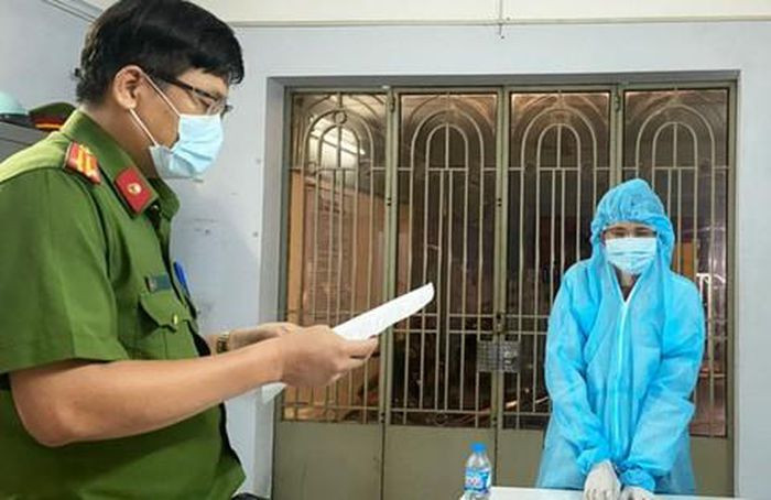 Nhậu say về đánh cha tử vong chỉ vì chuyện đi vệ sinh: Lê Thanh Phong (SN 1982 , ngụ huyện Cần Giuộc, Long An ) đi nhậu về thì mắng chửi cha là ông Lê Văn Thành (SN 1953) vì trước đó đi tiểu trong nhà vệ sinh nhưng không múc nước để rửa. Phong bực tức đánh cha tử vong. Ngày 24/9, Phong bị Công an tỉnh Long An tạm giữ.