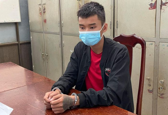 Nam thanh niên đâm chết chủ nợ: Huỳnh Minh Dương (19 tuổi, ngụ huyện Ea Kar, Đắk Lắk ) nhớ lại chuyện bị chủ nợ là anh Huỳnh Thanh Tây (26 tuổi, ngụ cùng địa phương) đòi tiền và đánh 10 ngày trước nên rút dao đâm chết người này. Ngày 24/9, Dương bị Công an Đắk Lắk bắt giữ.