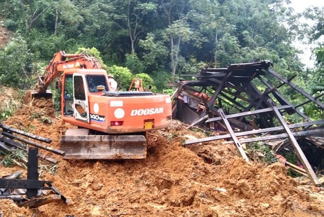 Chơi đào hầm khiến đất sạt lở, 3 trẻ tử vong: Ngày 24/9, UBND huyện Đam Rông (tỉnh Lâm Đồng) cho biết, một vụ sạt lở đất vừa xảy trên địa bàn, làm ba trẻ em tử vong. Địa phương đã bàn giao thi thể các em cho gia đình lo hậu sự. 3 trẻ nhỏ đã cùng nhau đào hầm kiểu hàm ếch chơi đùa bên bờ taluy sát đường dẫn đến sạt lở và tử vong. (Ảnh minh họa)