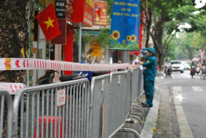 Người đàn ông F0 chưa rõ nguồn lây, chết trong tư thế treo cổ: Tối 23/9, ông L.T.T. (SN 1973, trú phường Nguyễn Du, quận Hai Bà Trưng, Hà Nội) được người thân phát hiện tử vong trong tư thế treo cổ tại nhà riêng. Khi lực lượng chức năng lấy mẫu xét nghiệm thì cho kết quả dương tính SARS-CoV-2 chưa rõ nguồn lây.