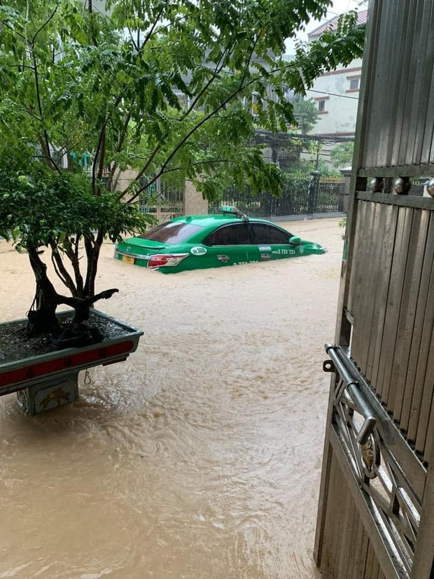 Nước dâng cao trong thời gian ngắn khiến nhiều phương tiện chết máy giữa đường, cần đến cứu hộ giao thông.