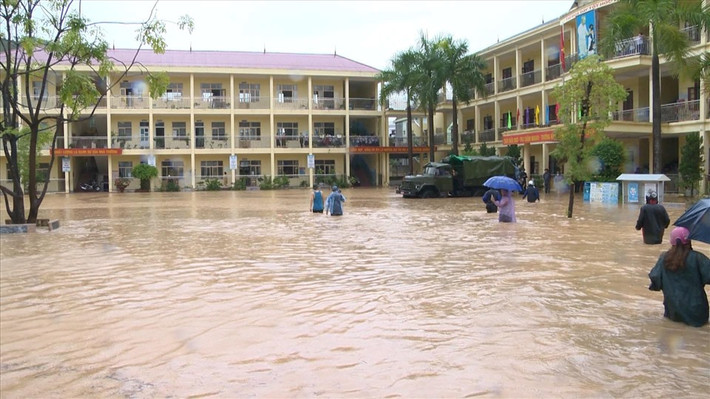 Do ngập nặng bên trong sân trường khiến các em học sinh không thể ra về được. (Ảnh: Lao Động)