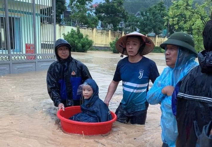 Thậm chí có người dùng chậu đưa con đi học về. (Ảnh: Pháp Luật và Bạn Đọc)
