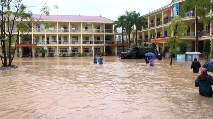Là một trong những điểm "cứ mưa lớn là ngập lụt", tại khu vực Km6, phường Quang Hanh, trời chỉ mưa hơn 1 giờ đồng hồ, nước đã dâng lên trên 50cm, gây ách tắc giao thông cục bộ. (Sân và lớp học ở tầng 1 của Trường Tiểu học Trần Quốc Toản (phường Cửa Ông) bị ngập nước)