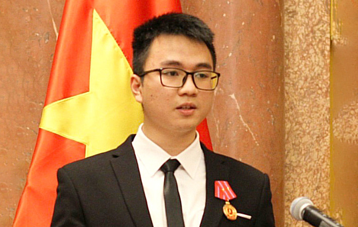 Trần Quang Vinh, cựu học sinh Trường THPT chuyên Hà Nội - Amsterdam: HCV kỳ thi Olympic vật lý quốc tế, vật lý châu Á năm 2021 và kỳ thi Olympic quốc tế các thành phố lớn năm 2020-2021, HCB kỳ thi Olympic thiên văn học và vật lý thiên văn quốc tế năm 2019; thành viên nghiên cứu của Trung tâm Vũ trụ Việt Nam.