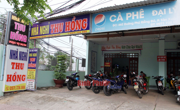 Đến gần 15h cùng ngày, do không thấy người phụ nữ đi ra, chủ nhà nghỉ vào kiểm tra thì phát hiện người phụ nữ đã tử vong nên đã báo vụ việc cho cơ quan Công an. (Ảnh: Báo Bình Phước)