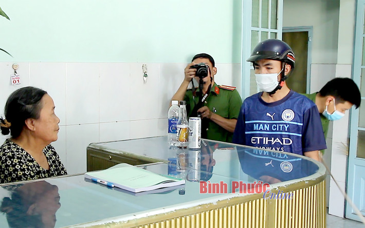 Được biết, Nguyễn Trường Duy là đối tượng từng có 6 tiền án về các tội lạm dụng tín nhiệm chiếm đoạt tài sản và lừa đảo chiếm đoạt tài sản. Với hành vi man rợ của mình Duy sẽ đối mặt với bản án nghiêm khắc từ pháp luật. (Ảnh: Báo Bình Phước)