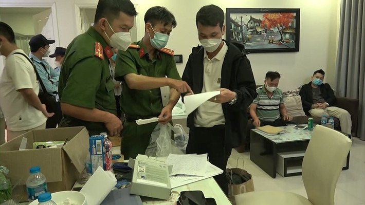 Triệt phá đường dây đánh bạc có cả cán bộ, đảng viên tham gia: Ngày 23/12, Công an tỉnh Cao Bằng cho biết vừa triệt phá đường dây đánh bạc bằng hình thức nhận, đặt cược số lô, số đề trái pháp luật, bắt giữ 7 đối tượng liên quan. Đáng chú ý, trong các đối tượng trên có người là cán bộ, đảng viên, đang công tác, sinh hoạt tại cơ quan nhà nước trên địa bàn tỉnh Cao Bằng.