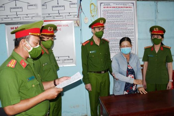 Chủ hụi gian xảo chiếm đoạt hơn 1,3 tỷ đồng của hụi viên: Nguyễn Thị Thủy (61 tuổi, ngụ huyện Tiểu Cần, Trà Vinh) đã có hành vi gian dối như đặt tên hụi viên khống, tự ý lấy tên hụi viên tham gia thật để hốt hụi, chiếm đoạt số tiền trên 1,3 tỷ đồng. Ngày 23/12, Công an tỉnh Trà Vinh cho biết vừa bắt tạm giam Thủy để điều tra.