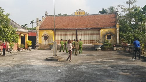 Nhận được thông tin, các đơn vị nghiệp vụ Công an nhanh chóng có mặt tại hiện trường điều tra vụ việc. Qua khám nghiệm tử thi, trên người nạn nhân có 2 vết thương ở cổ và vết thương ở sườn, mồm bị nhét giẻ. Tại hiện trường, cơ quan Công an thu được 2 con dao và một đoạn típ sắt.