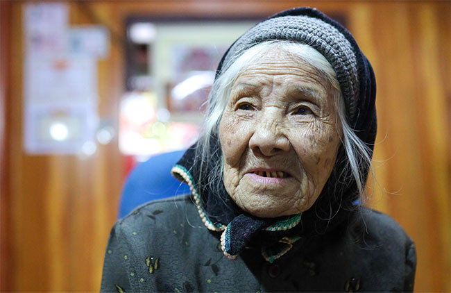 "Cụ Hoàng Thị Khìn qua đời vào hồi 8h ngày 31/3. Cụ hưởng thọ 103 tuổi. Sinh thời, cụ là tấm gương sáng, là niềm tự hào của quê hương. Do tuổi cao, sức yếu nên cụ đã từ trần. Lễ viếng cụ Khìn được tổ chức trọng thể vào ngày 4/4, lễ an táng tiễn đưa cụ về nơi an nghỉ cuối cùng được tổ chức vào sáng ngày 5/4", ông Thuận cho biết thêm.