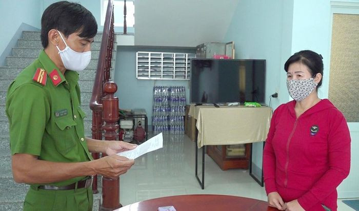 Chửi bới, ném dép vào cán bộ Công an: Bị tổ công tác tại TP Long Xuyên, tỉnh An Giang lập biên bản do vi phạm Chỉ thị 15 của Thủ tướng, Trần Thanh Thúy (SN 1972, trú huyện Thoại Sơn) đã lớn tiếng chửi bới, lao vào đánh cán bộ tổ công tác. Ngày 12/10, Thúy bị TP Long Xuyên tạm giữ hình sự.