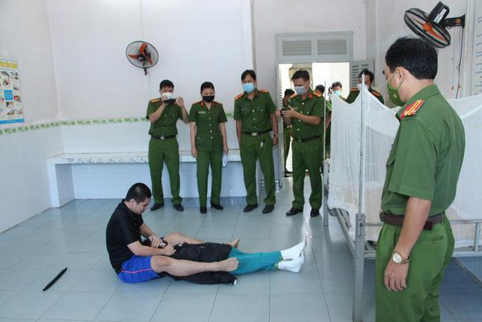 Sát hại chị lấy tiền, vàng rồi cho bạn gái đi du lịch: Lê Lâm Trường (SN 1995; ngụ huyện Châu Thành, An Giang) sau khi sát hại chị gái, Trường lấy được 3,5 lượng vàng và hơn 100 triệu đồng rồi bỏ trốn khỏi An Giang. Hung thủ bị bắt giữ khi đang ở Đà Nẵng. Ngày 12/10, Công an tỉnh An Giang cho biết vừa triển khai tổ chức thực nghiệm điều tra vụ án.