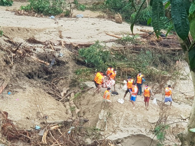 Phát hiện bộ xương người nghi nạn nhân sạt lở núi ở Quảng Nam: Ngày 9/12/2020, người dân đi làm rẫy phát hiện một thi thể người chỉ còn trơ lại bộ xương tại khu vực sông Nước Xa đoạn chảy qua địa phận xã Trà Giáp, huyện Bắc Trà My. Nhiều người đặt nghi vấn đây có thể là thi thể của nạn nhân mất tích do lở núi ngày 28/10/2020 ở xã này.