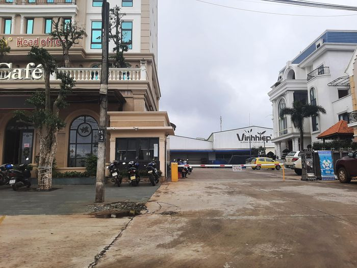 Công ty cà phê lớn nhất Gia Lai bị trộm đập két: Một thanh niên đột nhập vào Công ty TNHH Vĩnh Hiệp (TP Pleiku, Gia Lai) dùng một số dụng cụ, phá két sắt lấy đi số tiền khoảng 500 triệu đồng và rời đi. Ngày 10/8, Công an tỉnh Gia Lai cho biết đang điều tra, làm rõ.