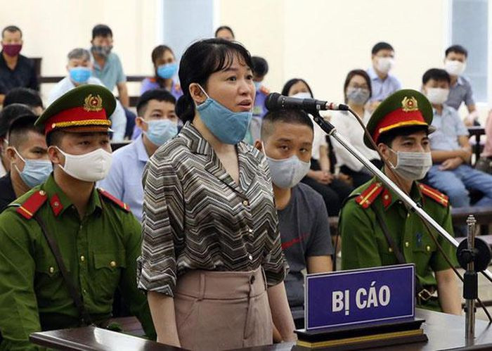 Bị cáo Nguyễn Bảo Ngọc (Giám đốc tài chính Công ty Nhật Cường) bị đề nghị mức án 5-6 năm về tội "Vi phạm quy định về kế toán gây hậu quả nghiêm trọng" và 9-10 năm tù về tội "Buôn lậu", tổng hình phạt 14-16 năm tù. Bị cáo Nguyễn Thị Bích Hằng (Kế toán trưởng Công ty Nhật Cường) bị đề nghị mức án 4-5 năm tù về tội "Vi phạm quy định về kế toán gây hậu quả nghiêm trọng".