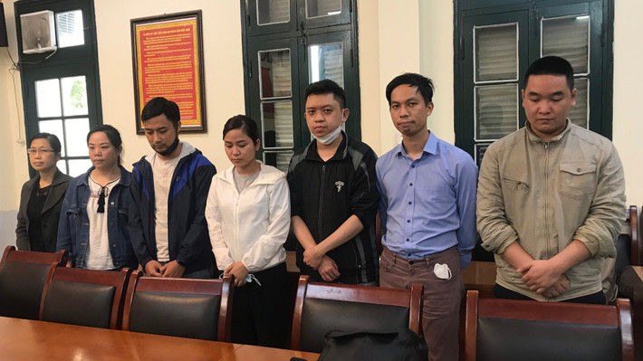 Ngoài Yang, Công an TP Hà Nội cũng bắt khẩn cấp 20 người là quản lý, nhân viên trong đường dây này để làm rõ các hành vi “cho vay lãi nặng trong giao dịch dân sự” và “cưỡng đoạt tài sản”. Theo lời khai của Yang, năm 2017, nghi phạm này quen biết với một người tên Li (Trung Quốc). Sau đó, Li thuê Yang 50 triệu đồng/tháng để phát triển thị trường ở Việt Nam và thành lập Công ty TNHH Công nghệ thông tin YooPay Việt Nam để Yang làm Giám đốc.