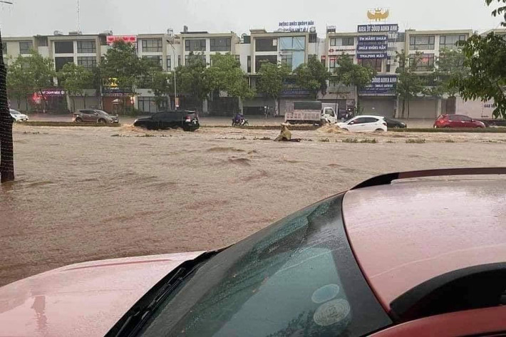Đặc biệt, tuyến đường Lê Thanh (phường Bắc Cường), nước mưa ngập sâu từ 50-80cm, có điểm trên 80cm, gây nhiều thiệt hại về tài sản của người dân. Hiện các địa phương bị ảnh hưởng của mưa lớn đang thống kê mức độ thiệt hại.