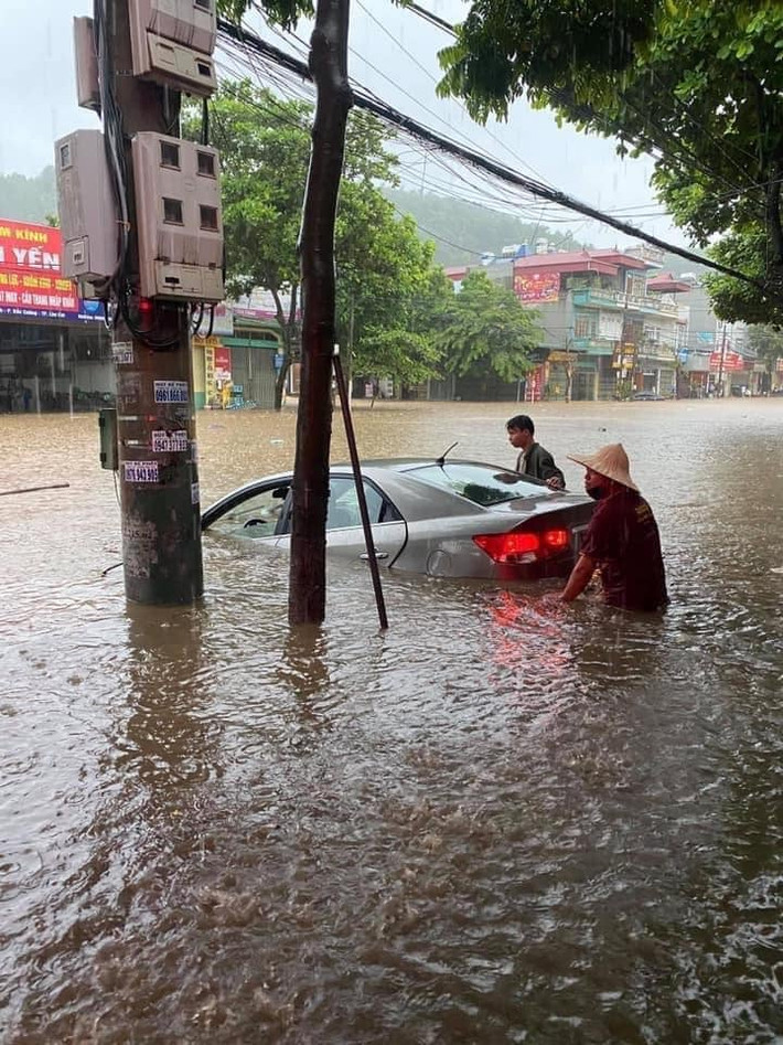 Theo thống kê sơ bộ, do mưa quá to trong thời gian ngắn, nước mưa tiêu thoát không kịp, dâng cao và tràn vào nhiều hộ gia đình trong khu vực gây ngập từ 15-35cm.