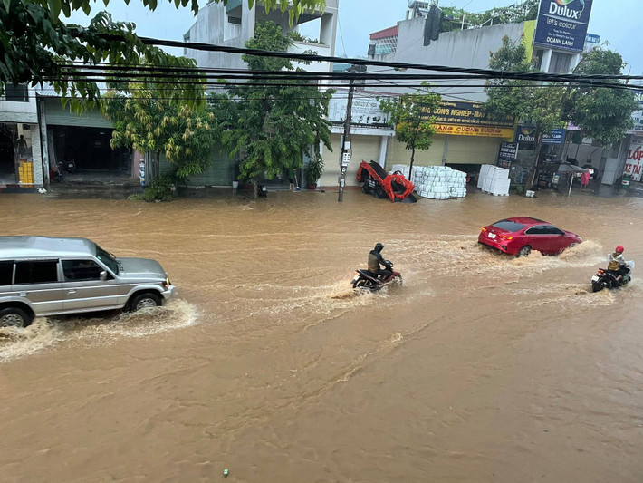 Cụ thể, ông Hải cho biết, riêng lượng mưa đo tại TP. Lào Cai lúc 7h là 117mm, đo vào lúc 10h đã lên đến 143,8 mm. Nhiều tuyến phố xảy ra tình trạng ngập nặng, trong đó phường Bắc Cường (TP Lào Cai) ngập từ 60cm - 1m, có trên 1m. Hiện chưa có thống kê thiệt hại.