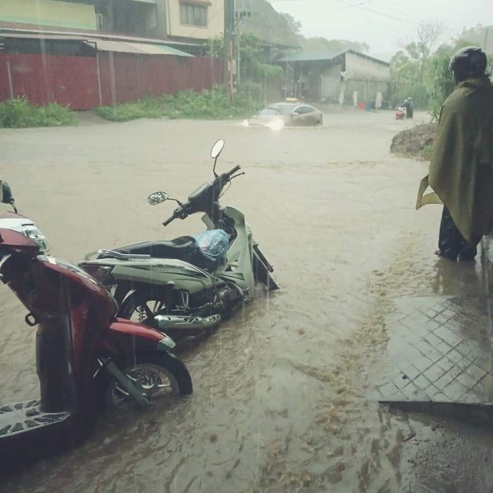 Theo Đài Khí tượng Thủy văn tỉnh Lào Cai, đêm về sáng ngày 5/7, do chịu ảnh hưởng của rãnh áp thấp có trục đi qua Bắc Bộ, kết hợp với tác động của vùng hội tụ gió trên cao, địa bàn tỉnh có mưa, mưa rào và dông. Nhiệt độ đồng loạt giảm thấp, nắng nóng chấm dứt, vùng thấp tiết trời chuyển dịu mát, các vùng núi cao rét nhẹ.
