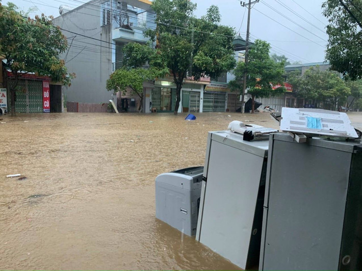 Ngày 5/7, ông Lưu Minh Hải - Giám đốc Đài khí tượng thủy văn Lào Cai cho hay, từ tối qua và sáng nay (5/7), trên địa bàn tỉnh xảy ra mưa lớn. Đặc biệt là địa bàn TP Lào Cai.
