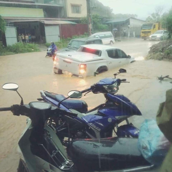 Mưa lớn, nước dâng nhanh khiến nhiều gia đình không kịp đối phó đã bị thiệt hại về tài sản, hư hỏng nhà cửa, phương tiện…