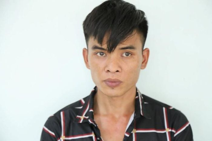 Hiếp dâm con gái 10 tuổi của người tình: Khi dạy con riêng của người tình học bài ở một căn nhà trọ trên địa bàn phường Bình Hoà (TP Thuận An, Bình Dương) Trần Anh Tuấn (29 tuổi, quê ở Thanh Hoá) đã hiếp dâm bé gái 10 tuổi. Ngày 11/1, Công an tỉnh Bình Dương cho biết vừa bắt khẩn cấp Tuấn để điều tra, làm rõ.