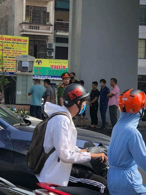 Như đã thông tin, chiều 24/9, trên mạng xã hội lan truyền đoạn clip ghi lại cảnh nhóm thanh niên đi trên 2 xe máy lưu thông trên đường Trường Chinh đã xảy ra chạm với người phụ nữ đi xe máy.