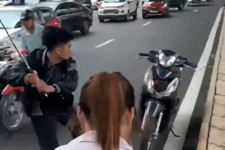 Nhiều người đi đường dừng lại đưa thai phụ vào lề đường và hỏi thăm thương tích. Lúc này, một người đàn ông lái xe máy đi qua đã nhắc nhở nhóm thanh niên nên tham gia giao thông cẩn thận hơn thì bị nhóm này cầm hung khí đòi hành hung và đập phá xe máy của anh này.