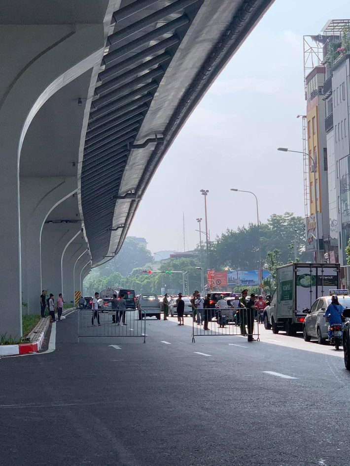 Trước đó, chiều 24/9, Công an quận Thanh Xuân đã triệu tập những người liên quan đến vụ va chạm giao thông, dùng hung khí đập phá xe máy của người đi đường trên phố Trường Chinh xảy ra vào trưa cùng ngày. Nam thanh niên bị triệu tập sinh năm 2003, trú phường Khương Đình, quận Thanh Xuân, Hà Nội, đã có 2 tiền sự về việc đánh nhau gây thương tích.