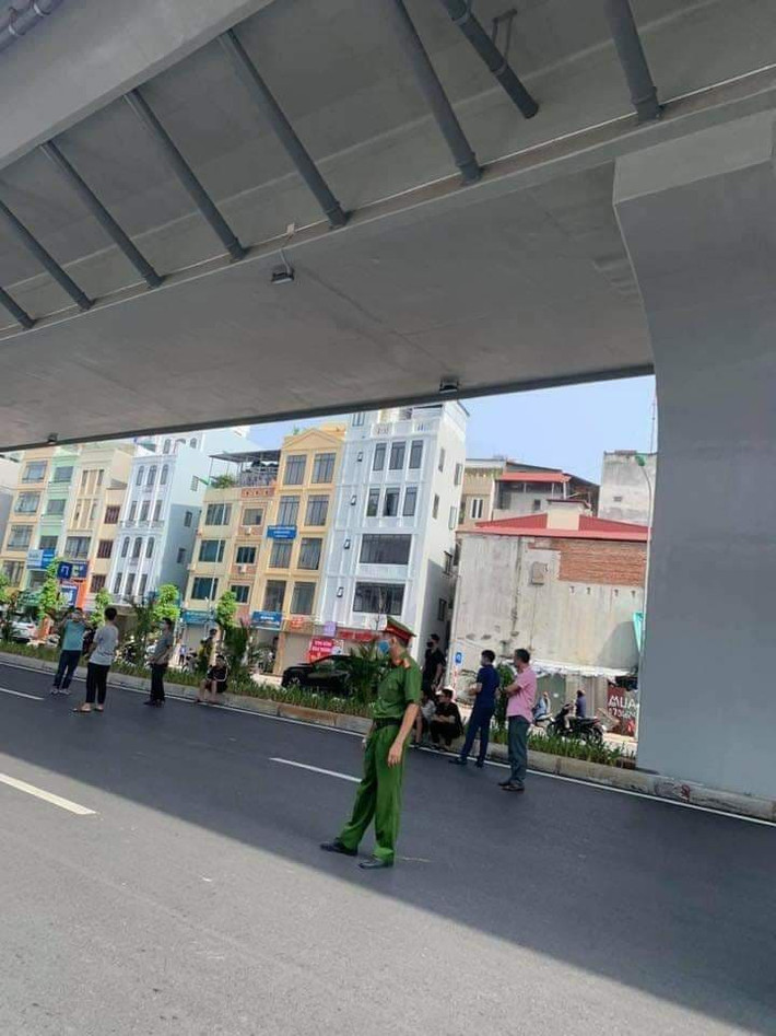 Sau khi gây tai nạn, nhóm thanh niên ngổ ngáo định bỏ đi, nhưng bị người đi đường giữ lại yêu cầu làm rõ sự việc. Tuy nhiên, nhóm này đã rút hung khí là một khúc gậy dài hùng hổ lao vào đập xe, dọa đánh nhưng người đi đường can thiệp vào sự việc.
