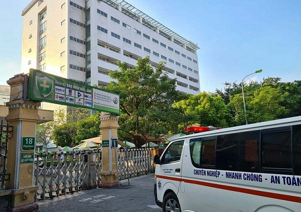 Người nhà cho biết, tối cùng ngày, cháu bị ngã khi đang cầm dao trong bếp. Do tình trạng quá nặng, Bệnh viện Đa khoa Hà Tĩnh đã cho chuyển cháu ra Bệnh viện Việt Đức (Hà Nội). Trên chuyến xe cấp cứu, bác sĩ quan sát tình trạng của cháu T. có nhiều điều đáng ngờ nên đã quyết định gọi điện báo cho Công an huyện Cẩm Xuyên. (Ảnh minh họa, nguồn internet)