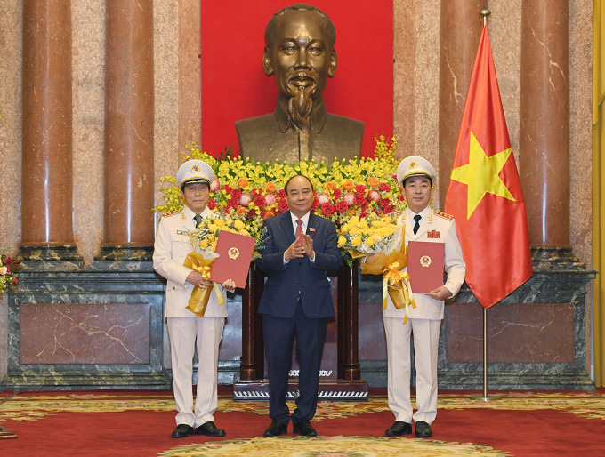 Chiều 6/1, tại Phủ Chủ tịch, Chủ tịch nước Nguyễn Xuân Phúc trao quyết định thăng cấp bậc hàm từ Trung tướng lên Thượng tướng đối với hai Thứ trưởng Bộ Công an là ông Trần Quốc Tỏ và ông Lương Tam Quang.