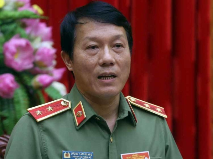 Thượng tướng Lương Tam Quang (SN 1965, quê Hưng Yên) được đào tạo tại Học viện An ninh nhân dân, đã đảm nhận nhiều chức vụ trong lĩnh vực an ninh. Ông giữ chức Phó chánh Văn phòng Bộ Công an từ năm 2012 đến 2017. Từ năm 2017 đến 2019, ông giữ chức Chánh Văn phòng Bộ Công an và lần lượt mang hàm Thiếu tướng, Trung tướng. (Ảnh ông Quang còn là Trung tướng)
