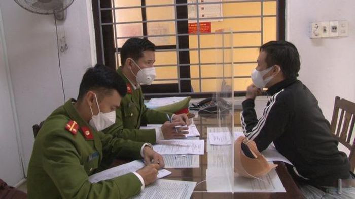 Làm giả ma túy để lừa bán cho con nghiện: Mặc dù không có ma túy nhưng Lê Phan Đại Dương (35 tuổi) và Phan Văn Ngọc (31 tuổi, cùng trú TP Huế, Thừa Thiên - Huế) vẫn gói thuốc tây giả làm ma túy rồi bán và chiếm đoạt 2,5 triệu đồng của con nghiện. Ngày 7/1, Công an TP Huế cho biết đã khởi tố, bắt tạm giam 2 đối tượng này. (Ảnh: Đối tượng Lê Phan Đại Dương)