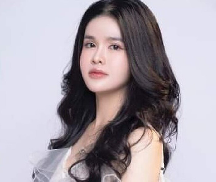 Phạm Thị Quỳnh Trang (SN 1998, trú tại tổ dân phố Diêm Thượng, phường Đức Ninh Đông, TP.Đồng Hới, tỉnh Quảng Bình) khá nổi trên mạng xã hội. Quỳnh Trang thường xuyên đăng ảnh khoe cuộc sống sang chảnh và thường di chuyển bằng chiếc xe sang Mercedes tiền tỷ, check-in ở những nơi sang trọng vời những đồ hàng hiệu đắt tiền như đồng hồ Rolex... Ngày 23/11/2022, Trang và bố ruột Phạm Văn Duẩn (SN 1962) bị Công an tỉnh Quảng Bình bắt giữ vì buôn bán ma túy.