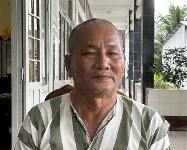 Trốn truy nã 33 năm dưới mác thương binh: Ngày 20/2, Tổ công tác của Trại giam Cái Tàu, huyện U Minh, tỉnh Cà Mau đã phối hợp Công an thị trấn Tân Khai, huyện Hớn Quản, tỉnh Bình Phước, bắt được phạm nhân Nguyễn Văn Quân (61 tuổi) sau 33 năm lẩn trốn. Quân đã bỏ trốn khỏi Trại giam Cái Tàu khi thụ án chung thân cách đây 33 năm do giết người, cướp tài sản và mới thụ án được 3 năm 2 tháng. Do khi đi bộ đội, Quân lấy tên là Nguyễn Văn Quấn nên sau khi trốn khỏi trại giam, phạm nhân này quay lại Quân khu 9 làm giấy xuất ngũ mà không bị phát hiện. Nhờ đó, đối tượng được hưởng chế độ thương binh 2/4. (Ảnh TTXVN)