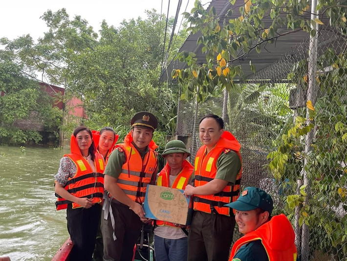 Lực lượng công an bơi thuyền vào "rốn lũ" tiếp tế mì tôm, sữa, nước uống... cho bà con nhân dân.