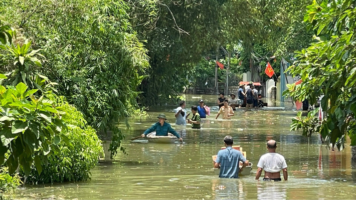 Đến thời điểm hiện tại, huyện Chương Mỹ có 24 thôn, xóm bị ngập, trong đó 1.343 hộ bị ngập từ 0,5 - 2m; 1.501 hộ bị ngập lối đi, khoảng 1.000 hộ dân ở vùng ngập sâu, nguy hiểm, thuộc diện có nguy cơ phải sơ tán gấp.