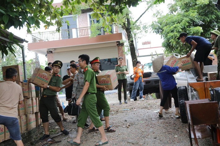 Ngoài đảm bảo nguồn nhu yếu phẩm đầy đủ tới các hộ dân, Công an huyện Chương Mỹ và công an các xã trên địa bàn vẫn đảm bảo công tác an ninh trật tự, bảo vệ tài sản cho người dân, tránh việc trộm cắp, nhất là khu vực người dân đang sơ tán.