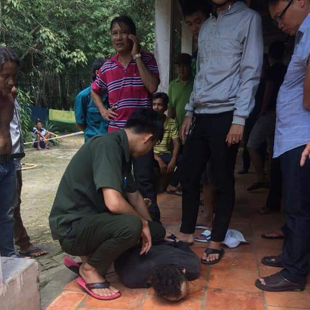 Lúc này, thấy một cụ ông 84 tuổi đang nằm trên giường, nam thanh niên lao tới tấn công khiến nạn nhân chết tại chỗ. Sau đó, đối tượng này nghi dùng miệng cắn đứt một số bộ phận cơ thể của cụ ông.