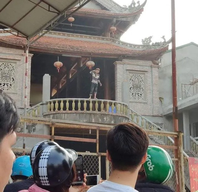 Một cán bộ Công an huyện Gia Lâm cho biết, nam thanh niên này bị "ngáo đá" nên đã cầm dao trèo vào đang xây dựng dở để hò hét rồi tự chặt đứt ngón tay của mình.