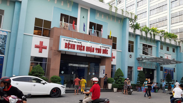 Cha ngáo đá đâm trọng thương con trai 9 tuổi vì tưởng con là… chó: Khoảng 3h30 sáng ngày 6/10, bé P. được người thân (phường Linh Đông, quận Thủ Đức, TP HCM) đưa đến Bệnh viện quận Thủ Đức trong tình trạng đa chấn thương ở vùng ngực và bụng. Qua kiểm tra ban đầu, bác sĩ nhận định bé P. bị tràn khí màn phổi, đa vết thương hở, tổn thương lách, dạ dày, tim, màng phổi.