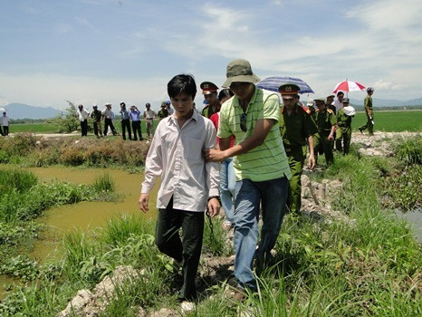 Để bịt đầu mối, Toàn đi tìm cháu Tinh thủ tiêu. Quay lại chỗ chị Linh, hắn thấy vẫn còn thở nên tiếp tục xuống tay, buộc đá, vứt xác phi tang. Tháo dây chuyền vàng, nhẫn vàng cùng đôi bông tai của nạn nhân rồi quay về nhà ngủ. Ngày 16/5/2010, Toàn thuê xe ôm đi bán số vàng được hơn bảy triệu đồng.