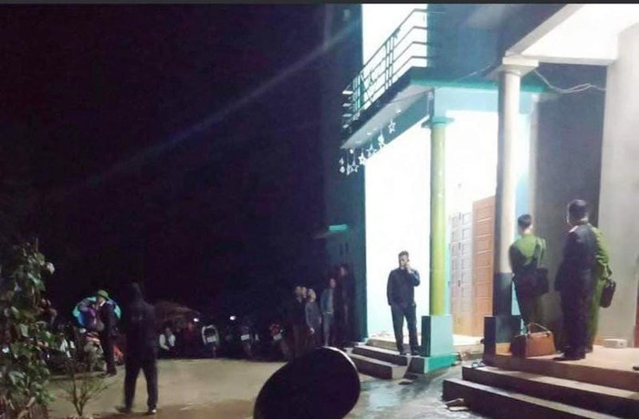 Chồng chém vợ trọng thương rồi tự tử: Khoảng 19h ngày 4/3, tại thôn Đồng Hèo, xã Vĩnh Lợi, huyện Sơn Dương, tỉnh Tuyên Quang người dân địa phương bàng hoàng phát hiện hai vợ chồng trong tình trạng người vợ nguy kịch, chồng tử vong và trên sàn có nhiều vết máu.