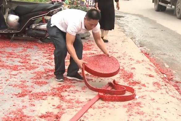 Trong khi đó, một vị lãnh đạo Công an huyện Sóc Sơn cho hay: "Hiện chúng tôi đang truy bắt thêm một nghi phạm khác ở Lào Cai để điều tra về nguồn gốc số pháo và trách nhiệm của những người liên quan”.