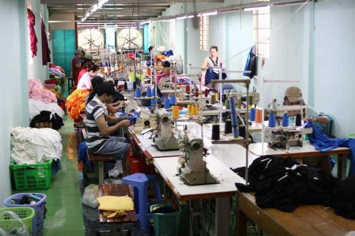 Được sự phân công của Ban chỉ huy phòng, trưa 17/5/2018, tổ trinh sát đóng giả làm người có nhu cầu đặt may hàng gia công để tiếp cận mục tiêu. Trong cuộc thăm hỏi cởi mở, các trinh sát được một số công nhân ở đây "bật mí” chuyện ngoài tên Hưng ra, thì "ông chủ” của họ còn có thêm một tên khác nữa là Giang. Ngay lập tức, tổ trinh sát báo cáo sự việc và xin ý kiến chỉ đạo của Ban chỉ huy phòng. (Ảnh minh họa, nguồn internet)